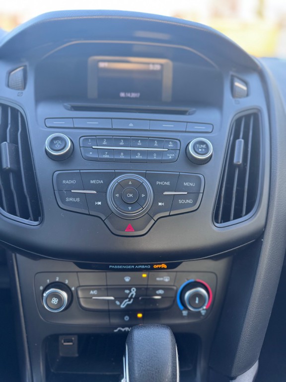 2017 Ford Focus Image 9