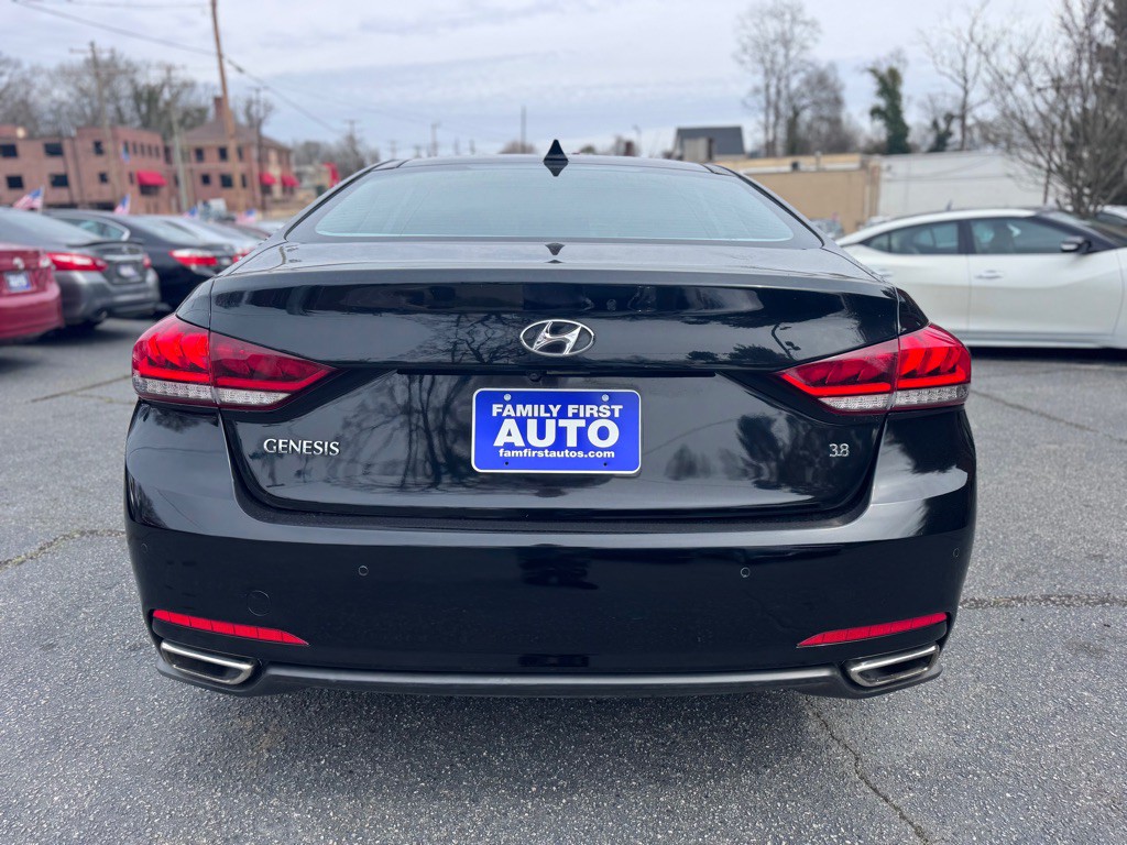 2015 Hyundai Genesis Image 4