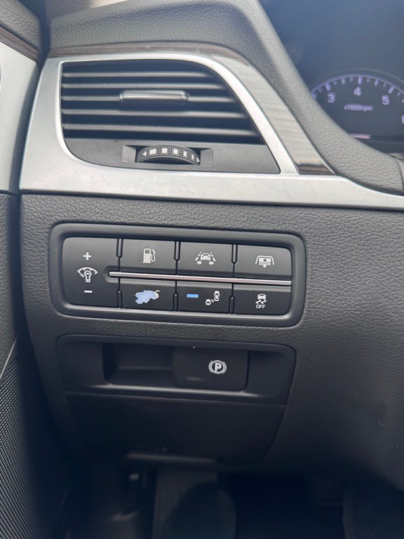 2015 Hyundai Genesis Image 14