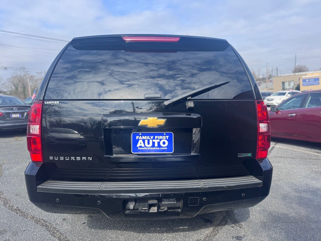 2012 Chevrolet Suburban Image 4