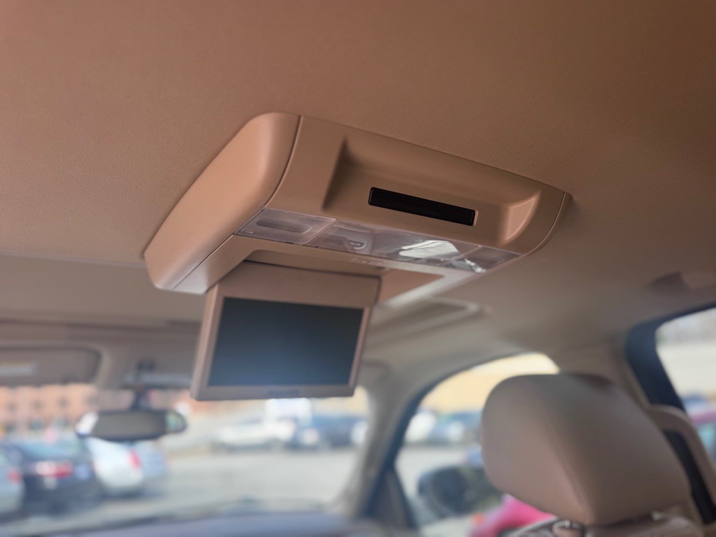 2012 Chevrolet Suburban Image 7