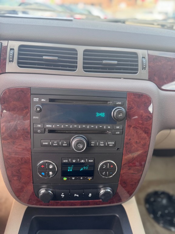 2012 Chevrolet Suburban Image 10