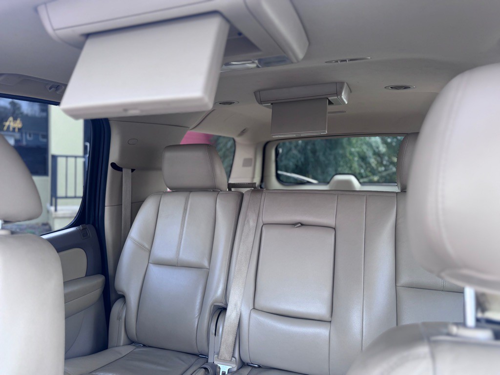 2012 Chevrolet Suburban Image 12