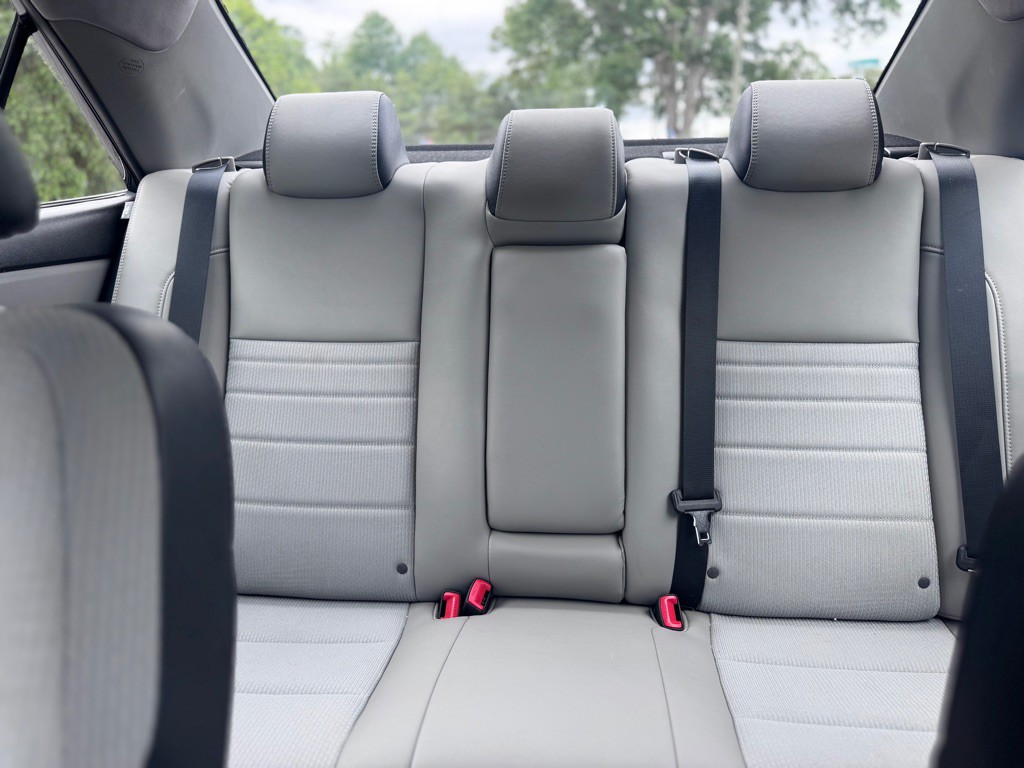 2016 Toyota Camry Image 13