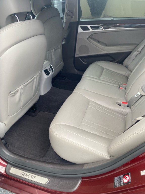 2016 Hyundai Genesis Image 8