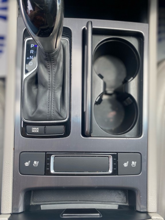 2016 Hyundai Genesis Image 18