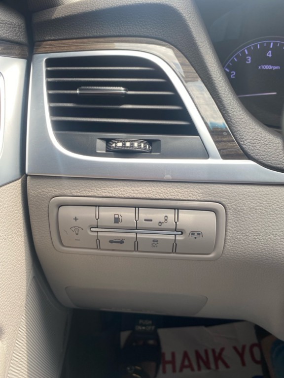 2016 Hyundai Genesis Image 23