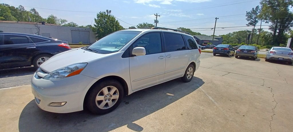 2010 Toyota Sienna Image 2
