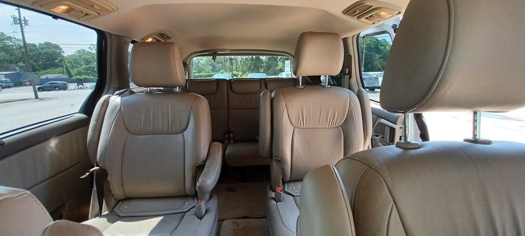 2010 Toyota Sienna Image 4