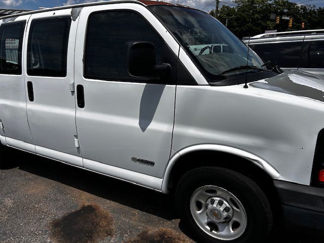2004 Chevrolet Express Image 2