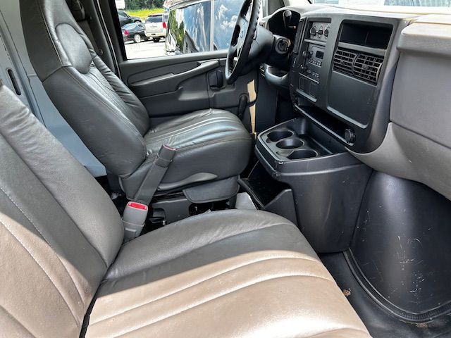 2004 Chevrolet Express Image 3