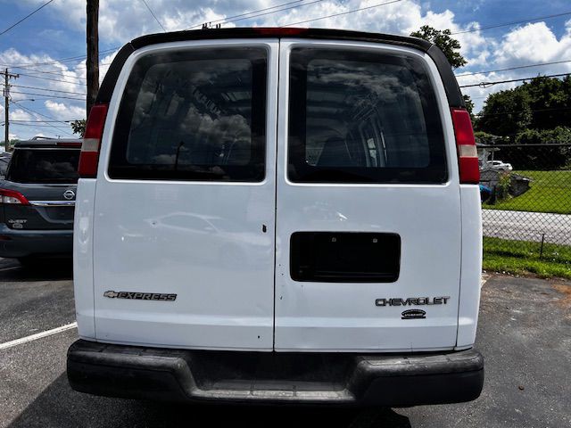 2004 Chevrolet Express Image 7