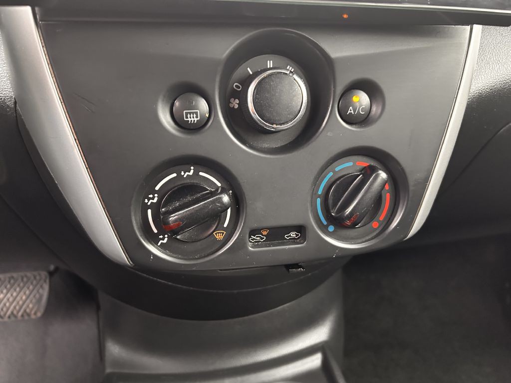 2016 Nissan Versa Image 9