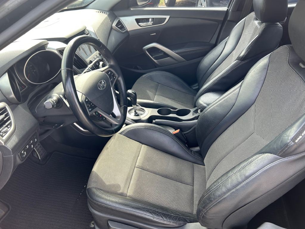 2015 Hyundai Veloster Image 4