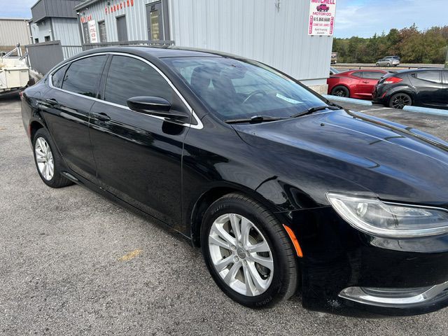 2017 Chrysler 200 Image 3