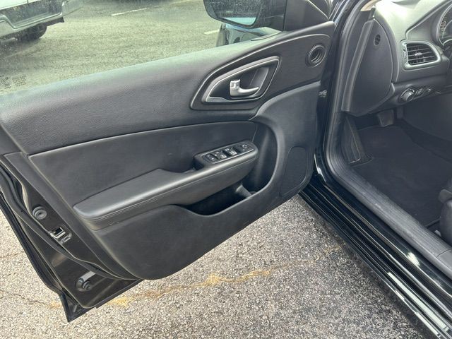 2017 Chrysler 200 Image 4