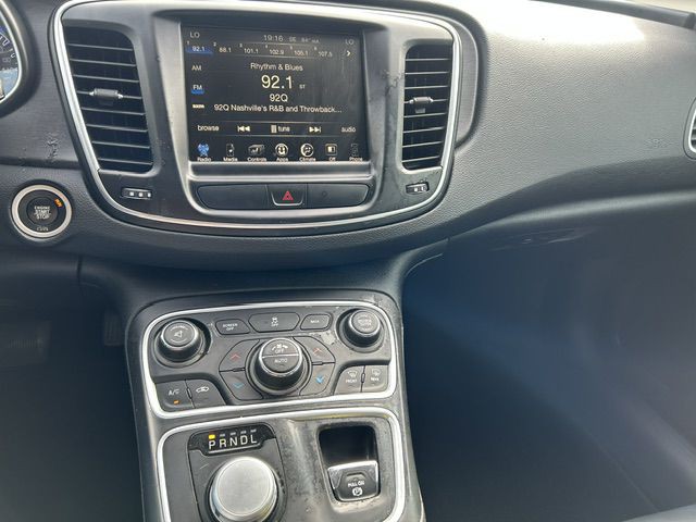 2017 Chrysler 200 Image 7