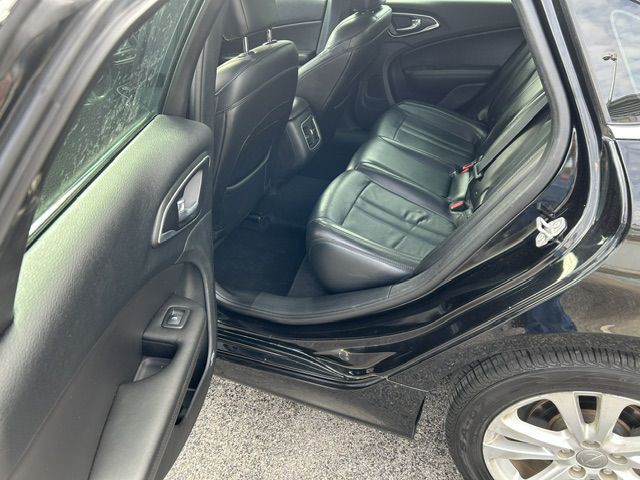 2017 Chrysler 200 Image 8