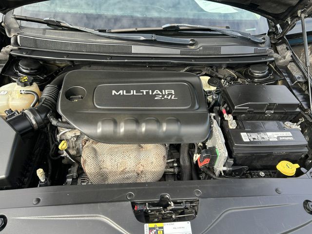 2017 Chrysler 200 Image 9