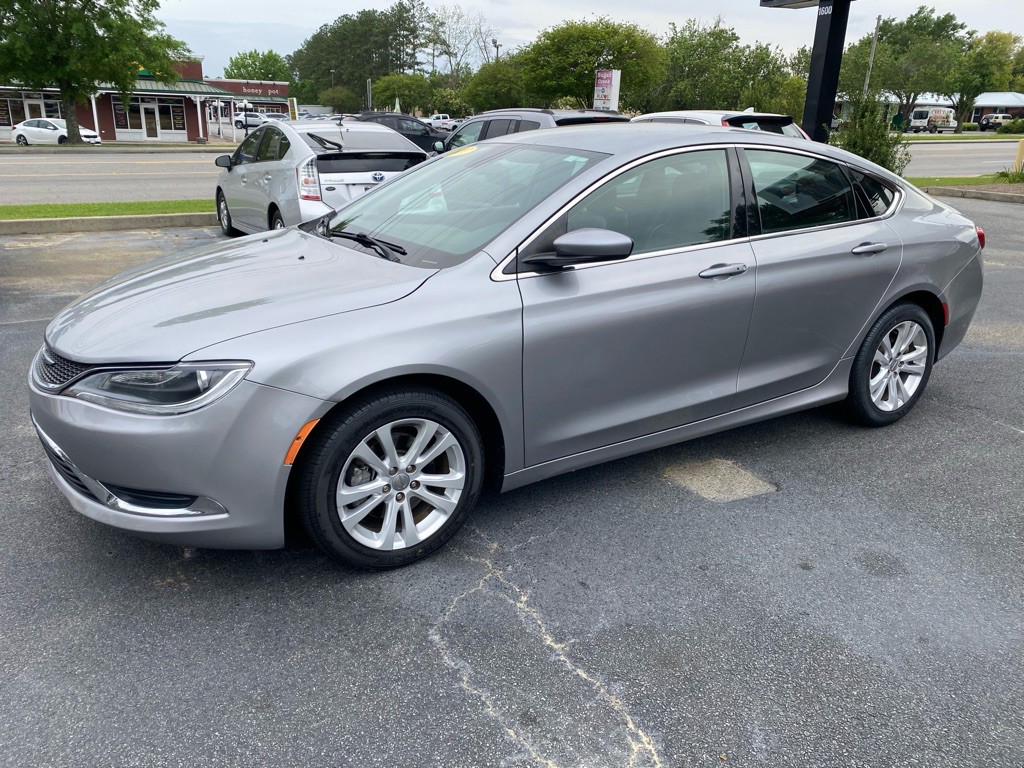 2017 Chrysler 200 Image 1