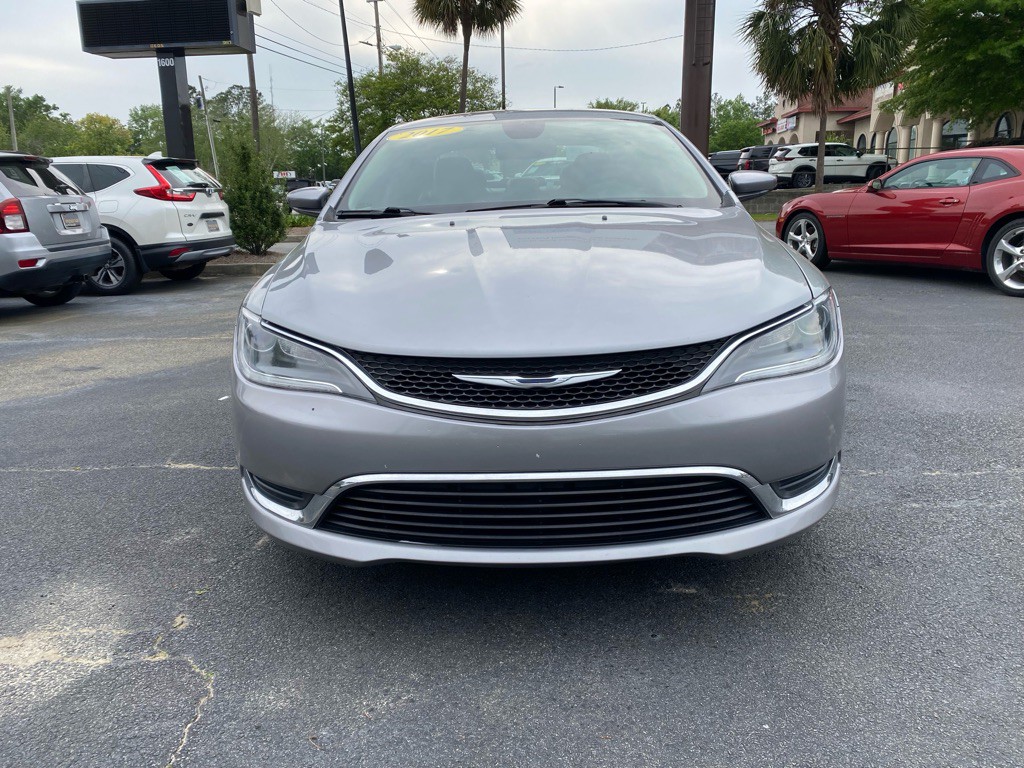 2017 Chrysler 200 Image 2