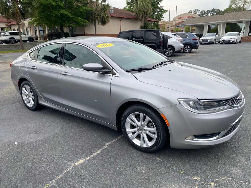 2017 Chrysler 200 Image 4