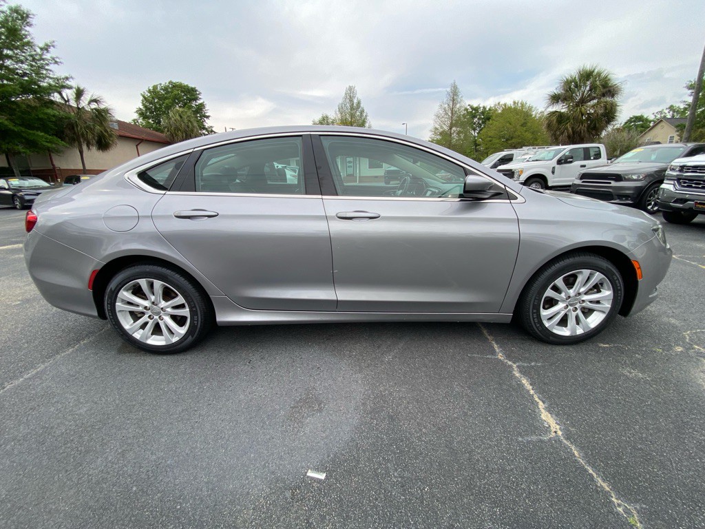 2017 Chrysler 200 Image 5
