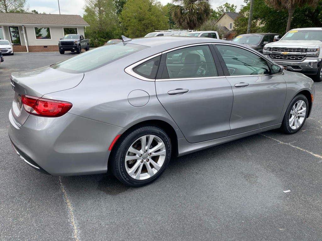 2017 Chrysler 200 Image 6