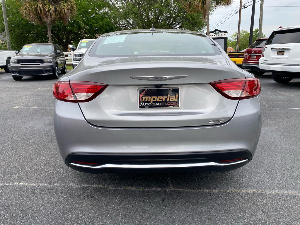 2017 Chrysler 200 Image 7