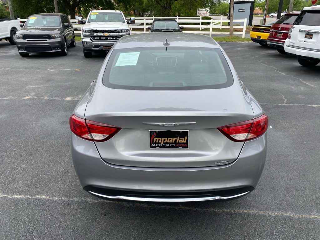 2017 Chrysler 200 Image 8