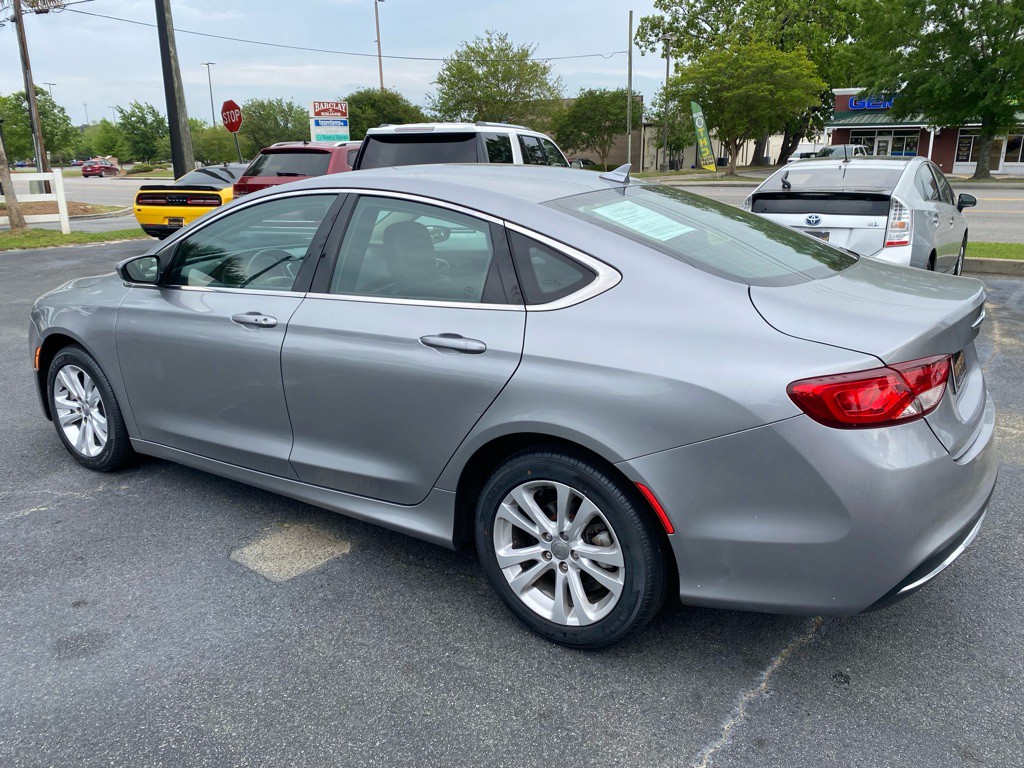 2017 Chrysler 200 Image 9