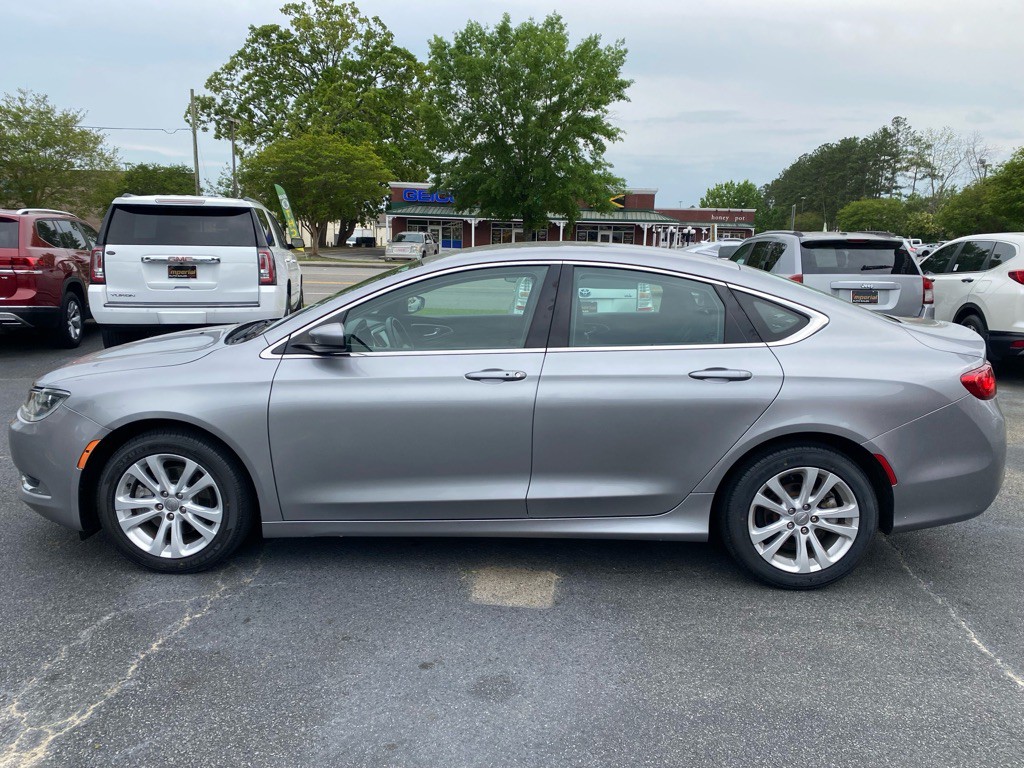 2017 Chrysler 200 Image 10