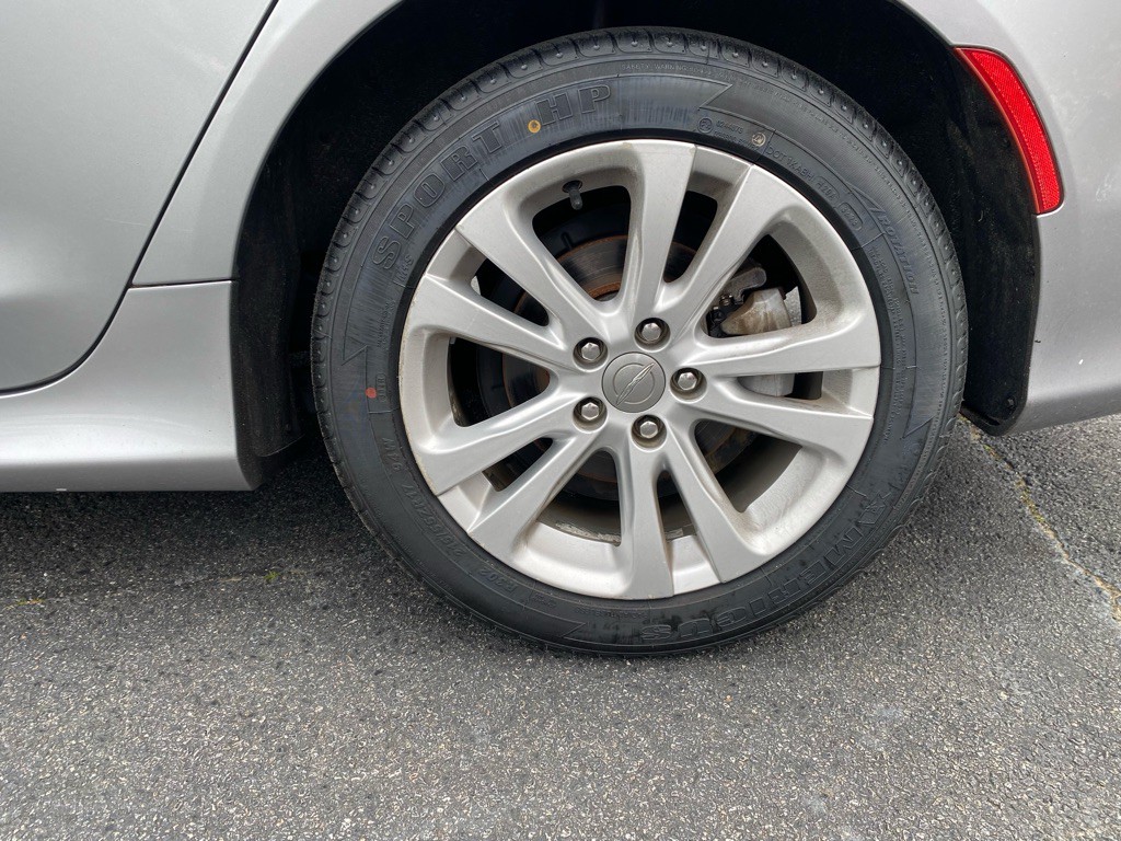 2017 Chrysler 200 Image 11