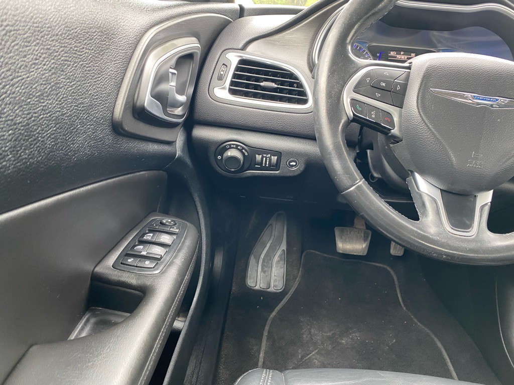 2017 Chrysler 200 Image 17