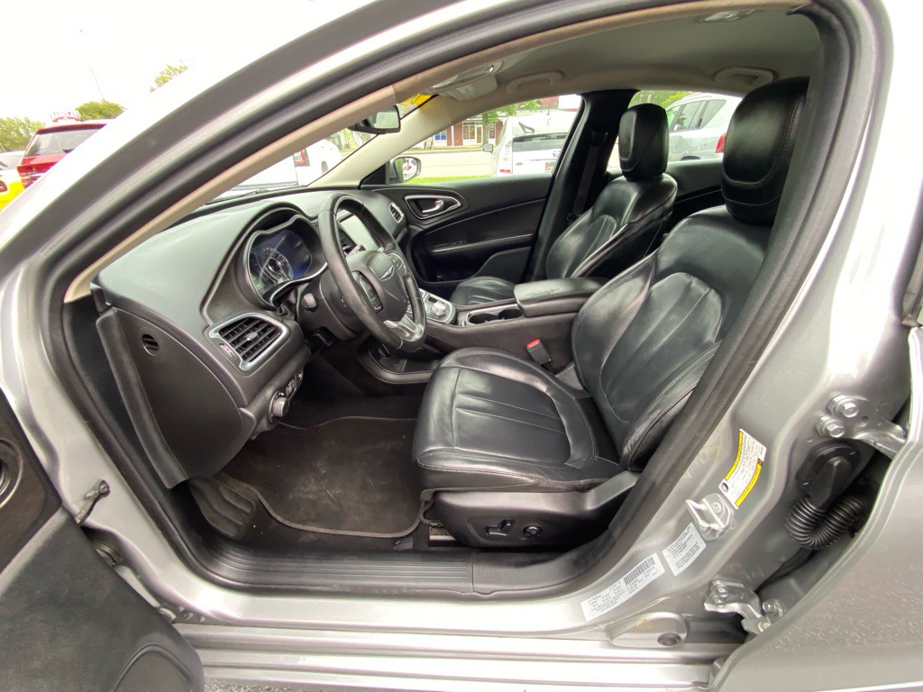 2017 Chrysler 200 Image 22