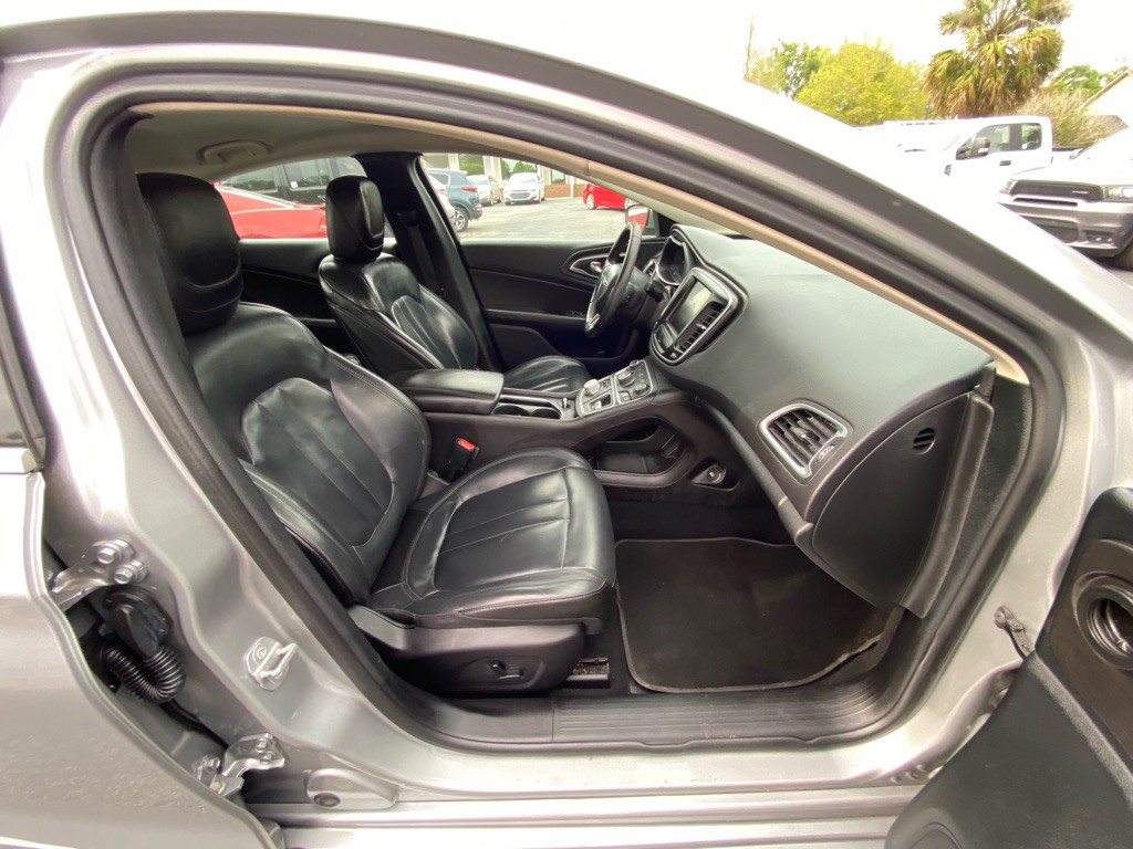 2017 Chrysler 200 Image 28
