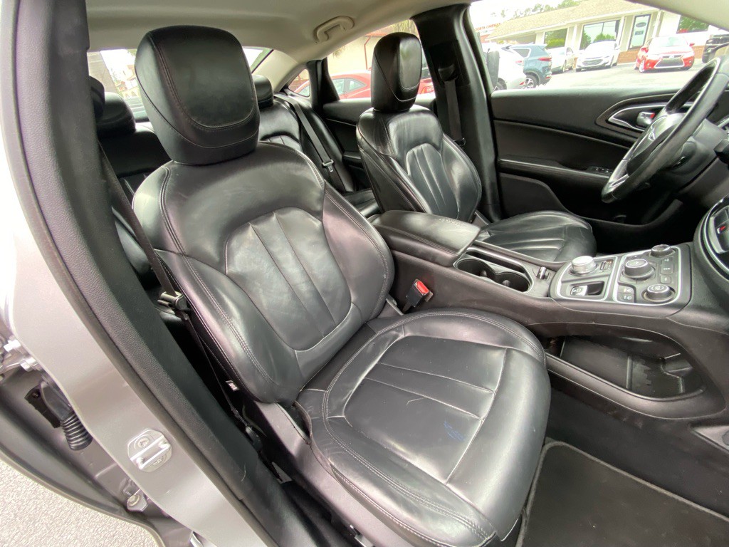 2017 Chrysler 200 Image 29