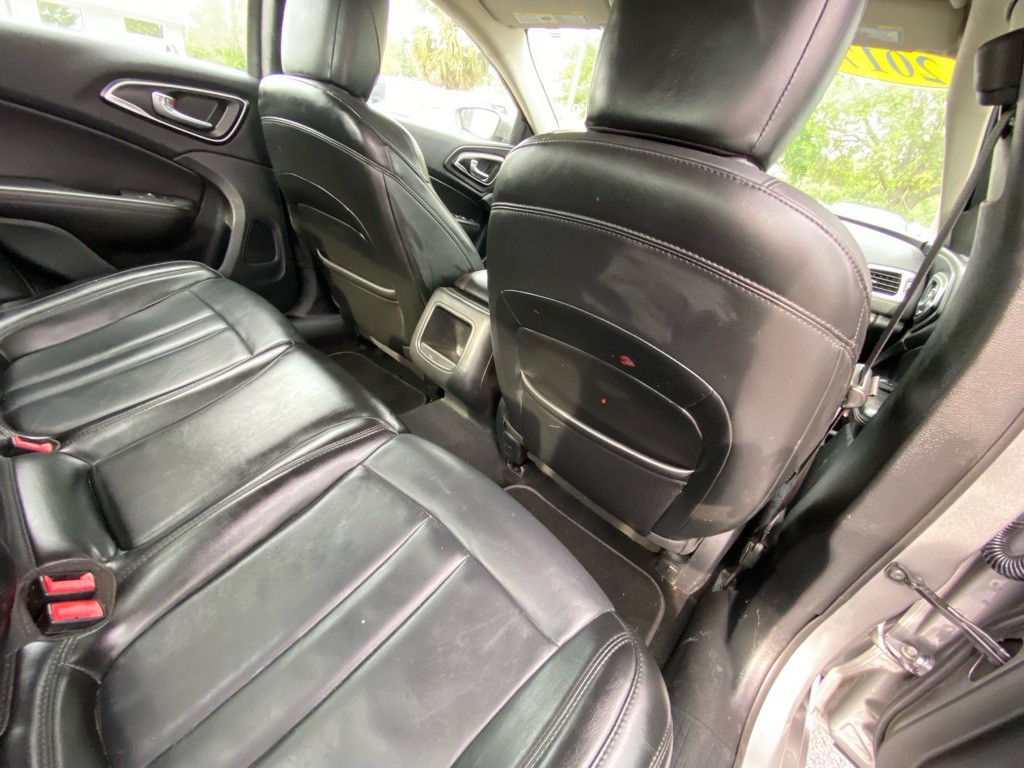 2017 Chrysler 200 Image 32