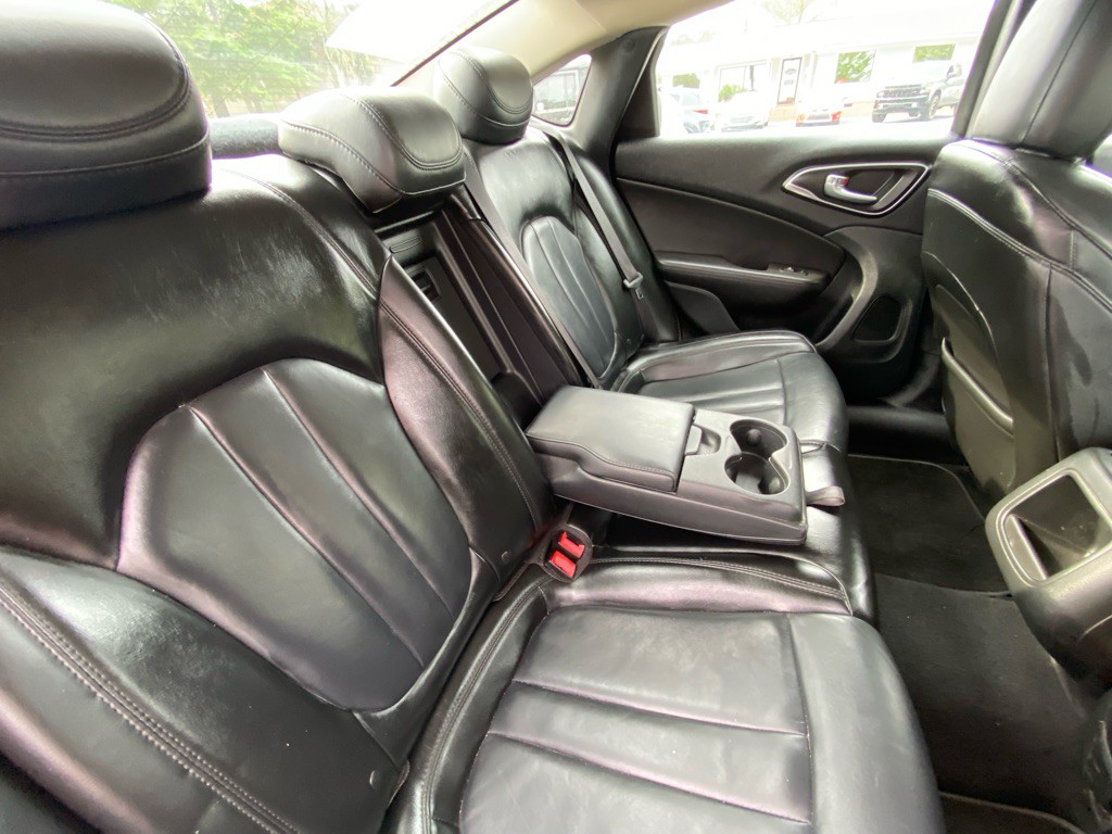 2017 Chrysler 200 Image 34