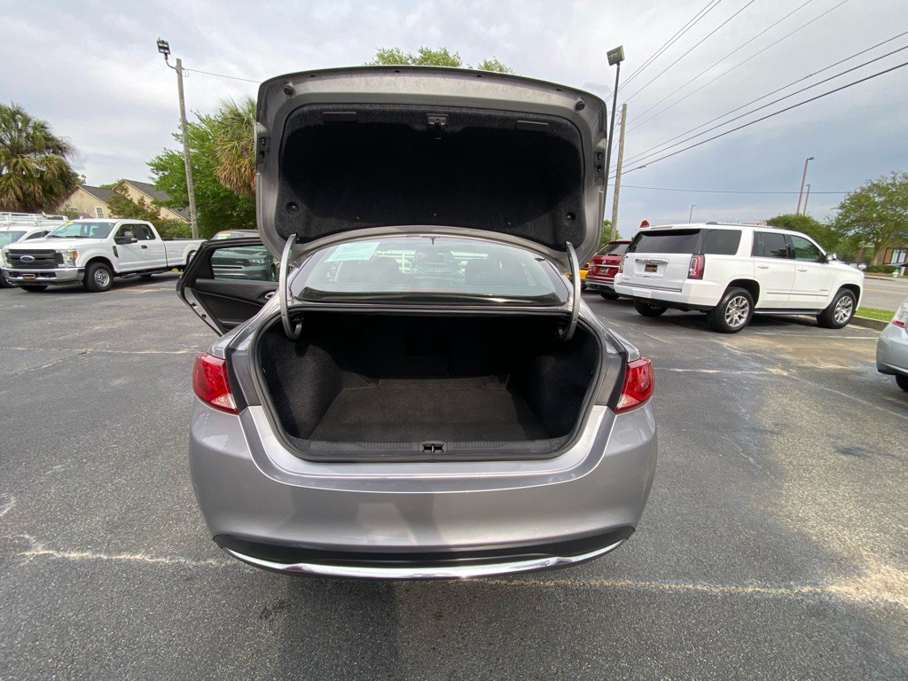2017 Chrysler 200 Image 35