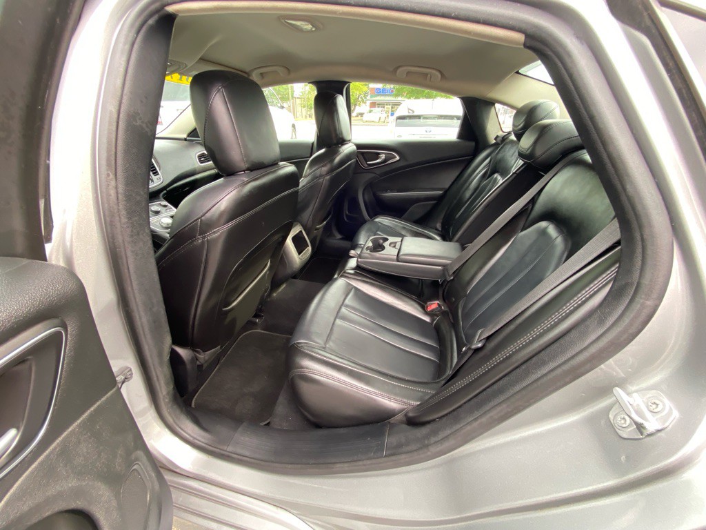 2017 Chrysler 200 Image 38