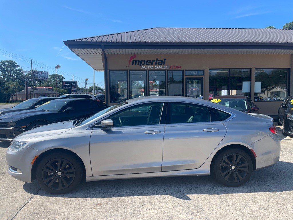2017 Chrysler 200 Image 2