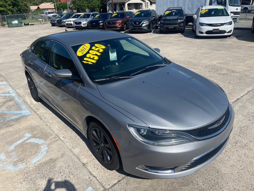 2017 Chrysler 200 Image 4