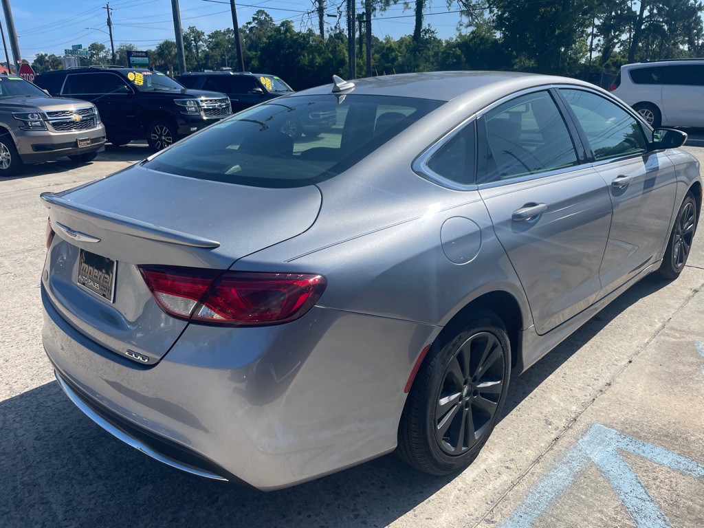 2017 Chrysler 200 Image 5