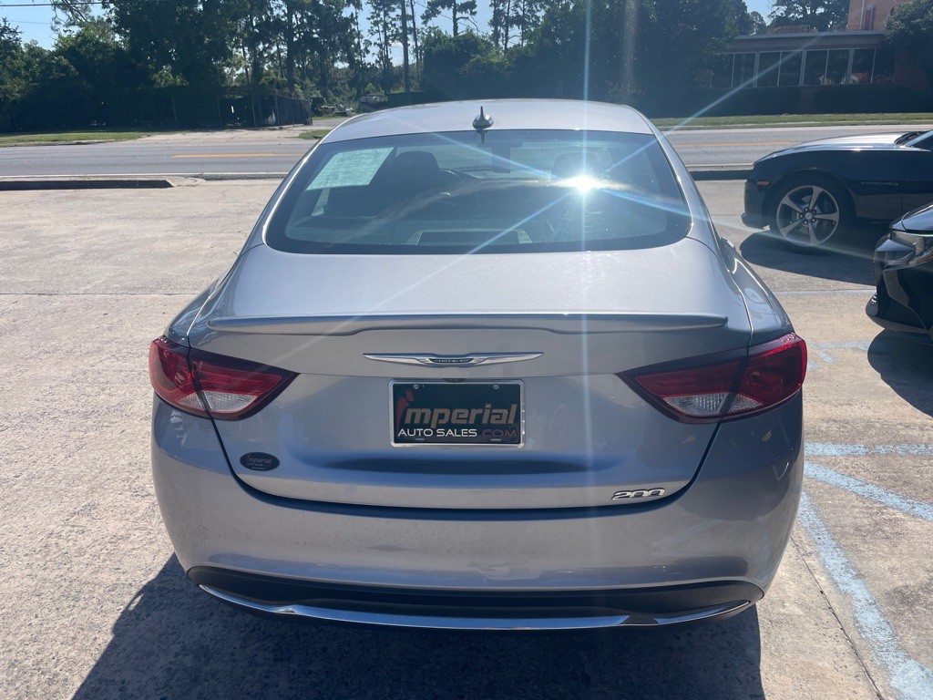 2017 Chrysler 200 Image 6