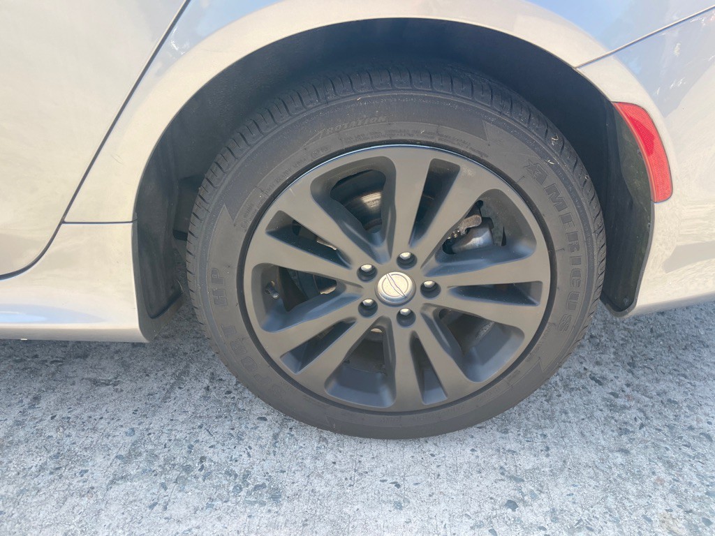 2017 Chrysler 200 Image 9