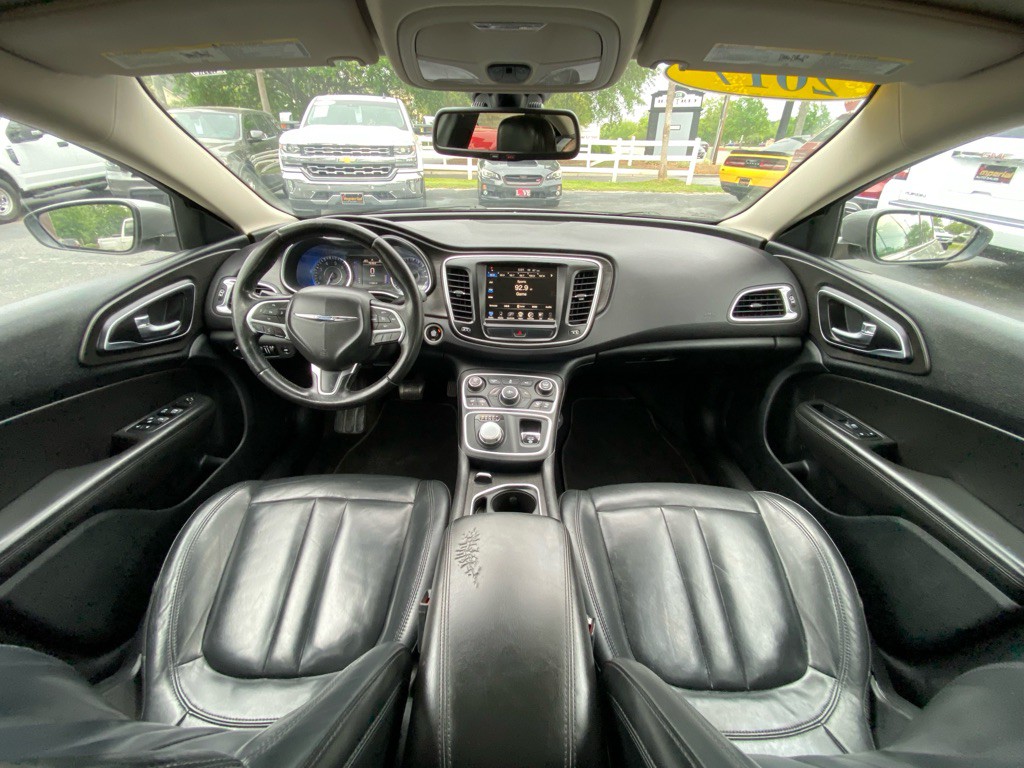 2017 Chrysler 200 Image 11