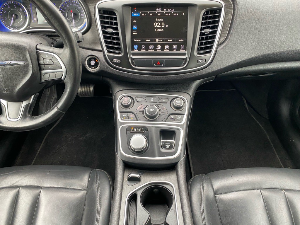 2017 Chrysler 200 Image 16