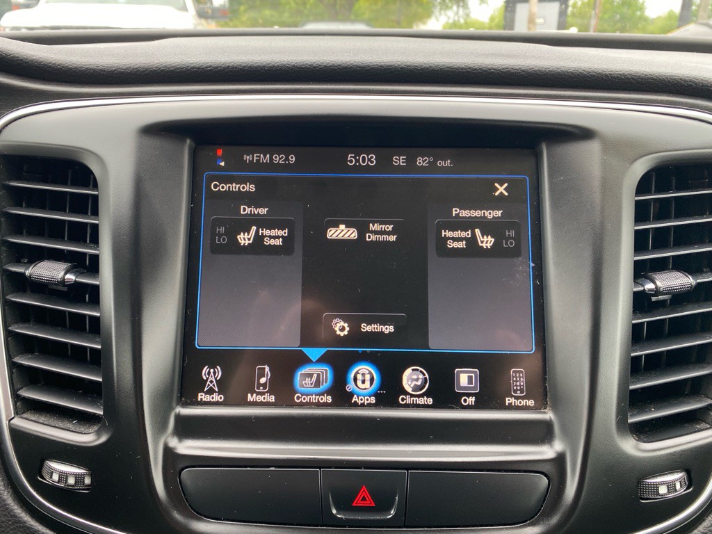 2017 Chrysler 200 Image 19