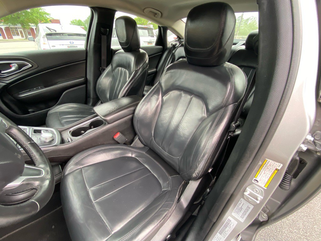2017 Chrysler 200 Image 21